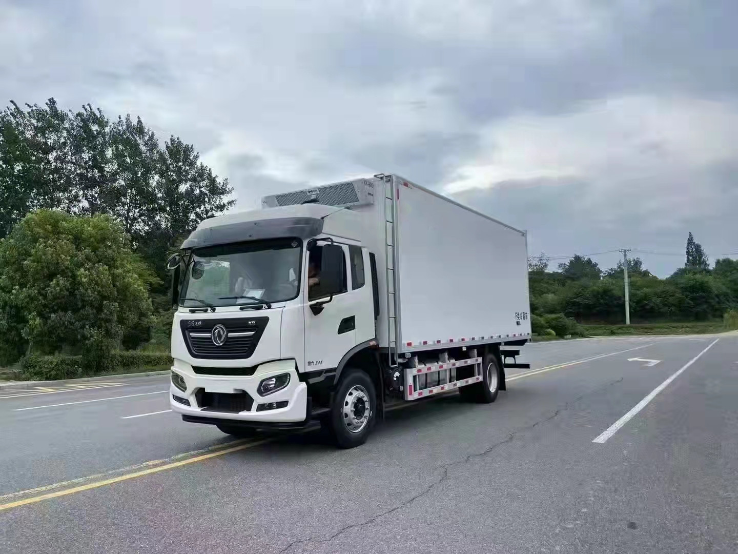 國六東風(fēng)天錦6.8米冷藏車